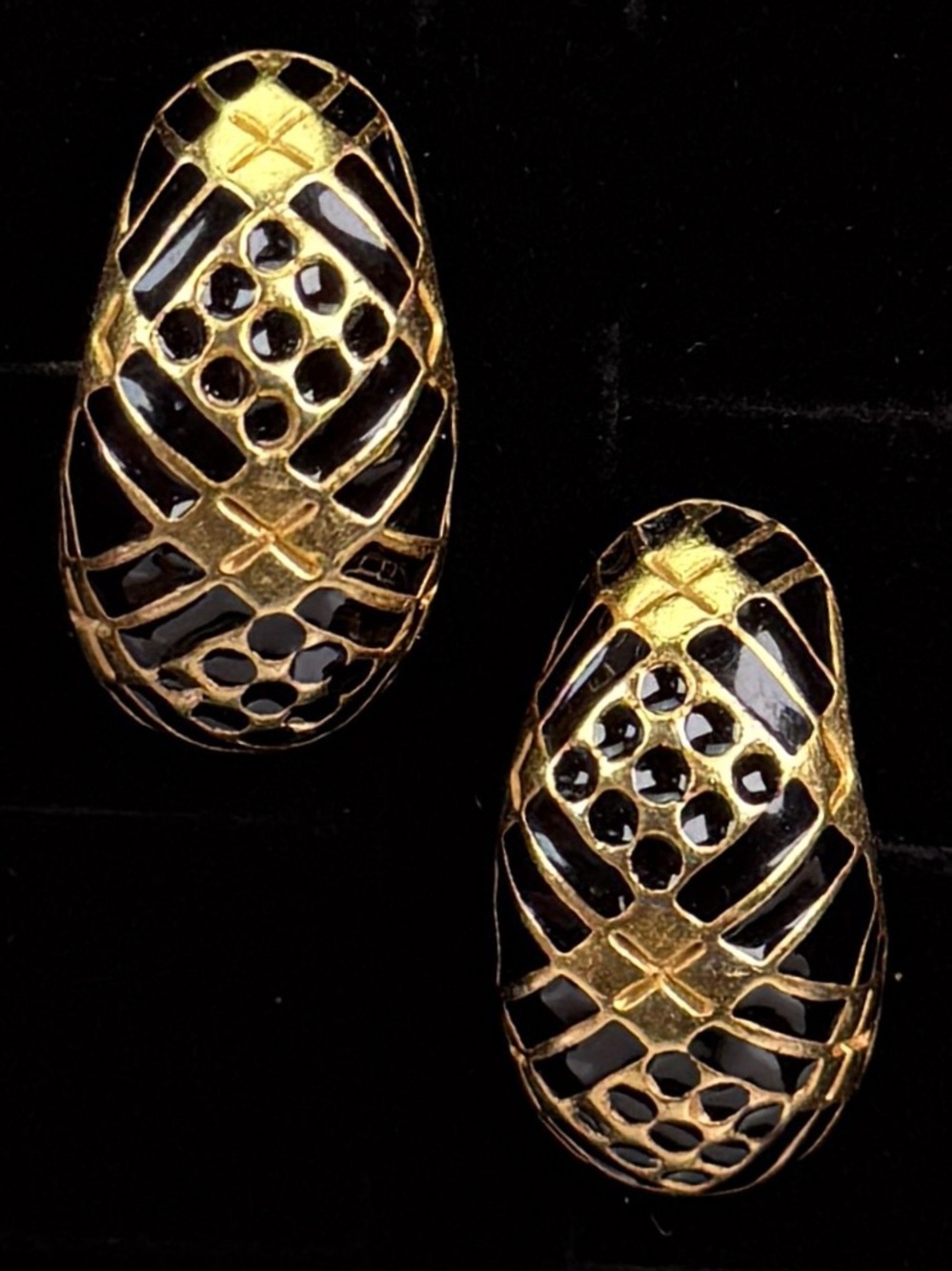 Beautiful weighted, vintage brushed goldtone, black enamel clip on earrings